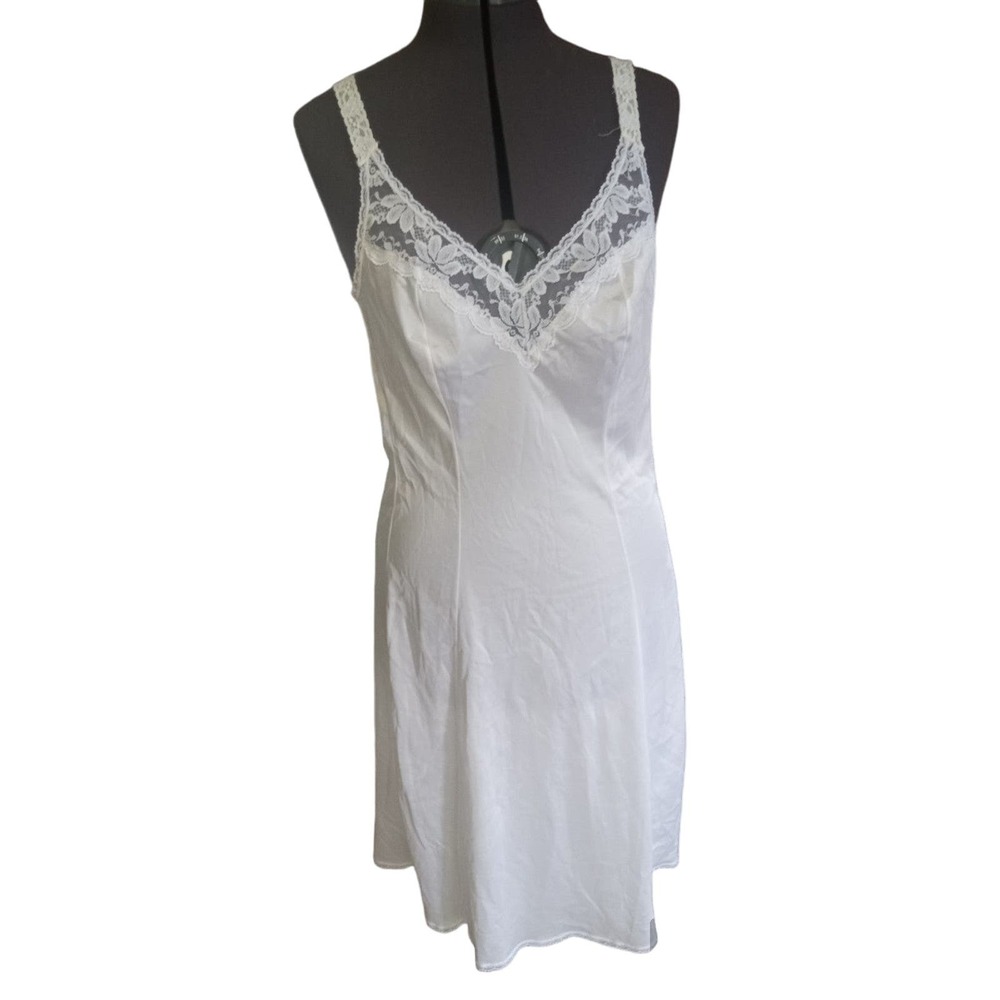 Vintage MaidenForm white lace full slip, size 34
